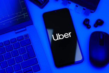 Prag, Çek Cumhuriyeti - 10 21 2024: Uber logosunu gösteren akıllı telefon.