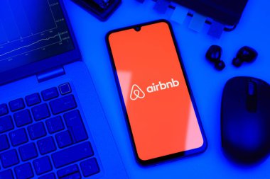 Prag, Çek Cumhuriyeti - 10 21 2024: Airbnb logosunu gösteren akıllı telefon.