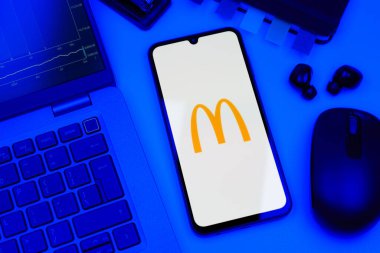 Prag, Çek Cumhuriyeti - 10 21 2024: Yüzeyde McDonalds logosunu gösteren akıllı telefon.