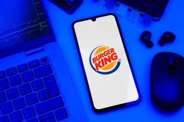 Prag, Çek Cumhuriyeti - 10 21 2024: Burger King logosunu gösteren akıllı telefon.
