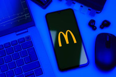 Prag, Çek Cumhuriyeti - 10 21 2024: Yüzeyde McDonalds logosunu gösteren akıllı telefon.