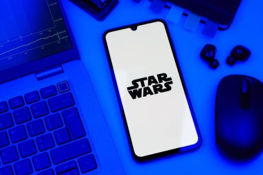 Prag, Çek Cumhuriyeti - 10 21 2024: Yıldız Savaşları logosunu gösteren akıllı telefon.