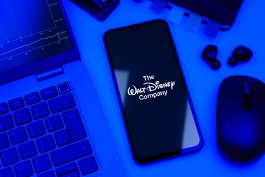 Prag, Çek Cumhuriyeti - 10 21 2024: Walt Disney logosunu gösteren akıllı telefon.