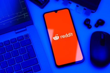 Prag, Çek Cumhuriyeti - 10 21 2024: Reddit logosunu gösteren akıllı telefon.