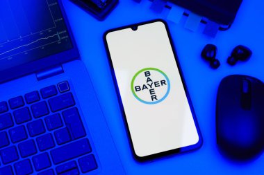 Prag, Çek Cumhuriyeti - 10 21 2024: Bayer logosunu gösteren akıllı telefon.