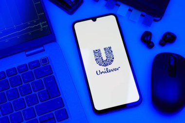 Prag, Çek Cumhuriyeti - 10 21 2024: Yüzeyde Unilever logosu gösteren akıllı telefon.