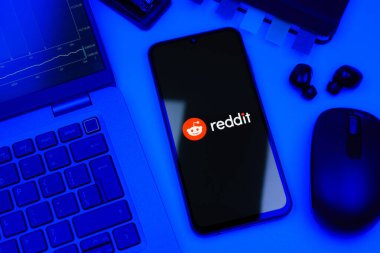 Prag, Çek Cumhuriyeti - 10 21 2024: Reddit logosunu gösteren akıllı telefon.