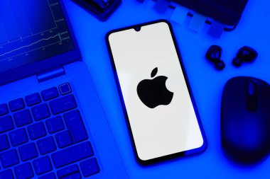 Prag, Çek Cumhuriyeti - 10 21 2024: Apple logosunu gösteren akıllı telefon.
