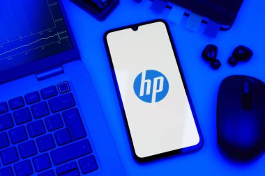 Prag, Çek Cumhuriyeti - 10 21 2024: Hewlett-Packard logosunu gösteren akıllı telefon.