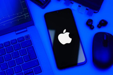 Prag, Çek Cumhuriyeti - 10 21 2024: Apple logosunu gösteren akıllı telefon.