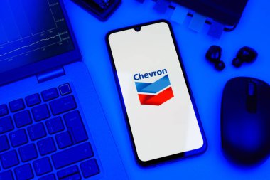 Prag, Çek Cumhuriyeti - 10 21 2024: Yüzeyde Chevron logosu gösteren akıllı telefon.
