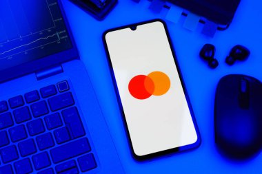 Prag, Çek Cumhuriyeti - 10 21 2024: Mastercard logosunu gösteren akıllı telefon.