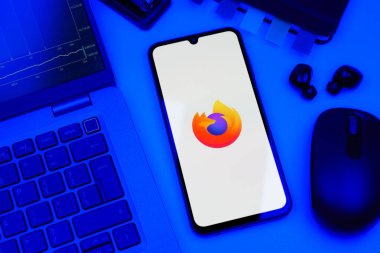Prag, Çek Cumhuriyeti - 10 21 2024: Firefox logosunu gösteren akıllı telefon.