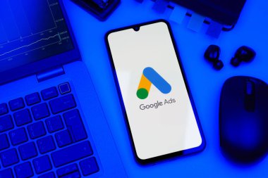 Prag, Çek Cumhuriyeti - 10 21 2024: Google Ağ logosunu gösteren akıllı telefon.