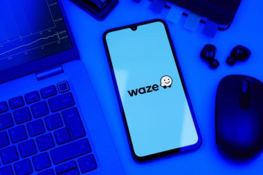 Prag, Çek Cumhuriyeti - 10 21 2024: Waze logosunu gösteren akıllı telefon.