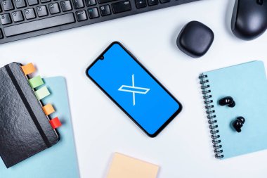 Prag, Çek Cumhuriyeti - 10 21 2024: X logosu gösteren akıllı telefon.