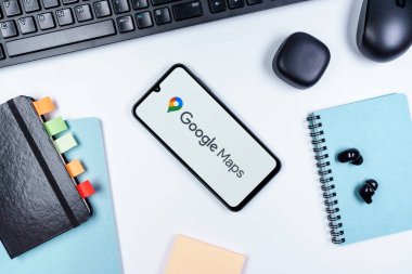 Prag, Çek Cumhuriyeti - 10 21 2024: Google Maps logosunu gösteren akıllı telefon.
