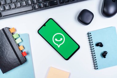 Prag, Çek Cumhuriyeti - 10 21 2024: Yüzeyde WhatsApp logosunu gösteren akıllı telefon.