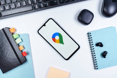 Prag, Çek Cumhuriyeti - 10 21 2024: Google Maps logosunu gösteren akıllı telefon.