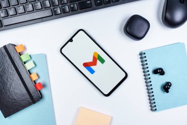 Prag, Çek Cumhuriyeti - 10 21 2024: Google Gmail logosunu gösteren akıllı telefon.
