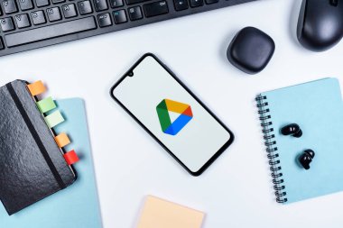 Prag, Çek Cumhuriyeti - 10 21 2024: Google Drive logosunu gösteren akıllı telefon.