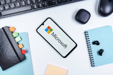 Prag, Çek Cumhuriyeti - 10 21 2024: Microsoft logosunu gösteren akıllı telefon.