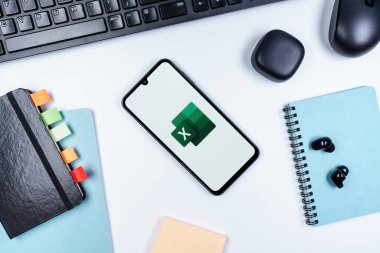 Prag, Çek Cumhuriyeti - 10 21 2024: Excel logosunu gösteren akıllı telefon.