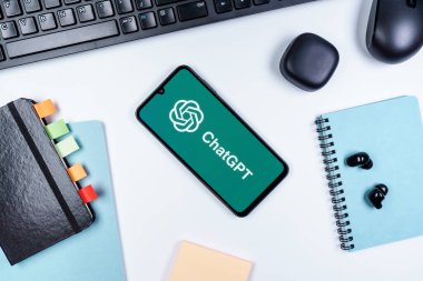 Prag, Çek Cumhuriyeti - 10 21 2024: ChatGPT logosunu gösteren akıllı telefon.