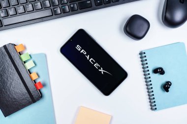 Prag, Çek Cumhuriyeti - 10 21 2024: SpaceX logosunu gösteren akıllı telefon.