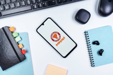 Prag, Çek Cumhuriyeti - 10 21 2024: Popeyes logosunu gösteren akıllı telefon.