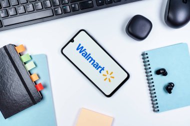 Prag, Çek Cumhuriyeti - 10 21 2024: Walmart logosunu gösteren akıllı telefon.