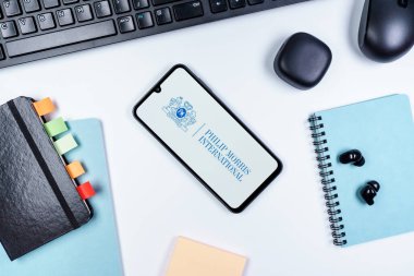 Prag, Çek Cumhuriyeti - 10 21 2024: Philip Morris logosunu gösteren akıllı telefon.