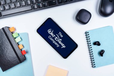 Prag, Çek Cumhuriyeti - 10 21 2024: Walt Disney logosunu gösteren akıllı telefon.
