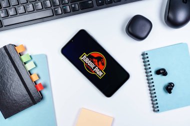 Prag, Çek Cumhuriyeti - 10 21 2024: Jurassic Park logosunu gösteren akıllı telefon.