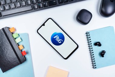 Prag, Çek Cumhuriyeti - 10 21 2024: Procter ve Gamble logosunu gösteren akıllı telefon.
