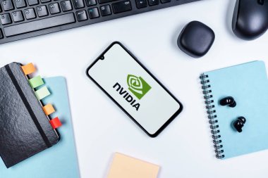 Prag, Çek Cumhuriyeti - 10 21 2024: NVIDIA logosunu gösteren akıllı telefon.