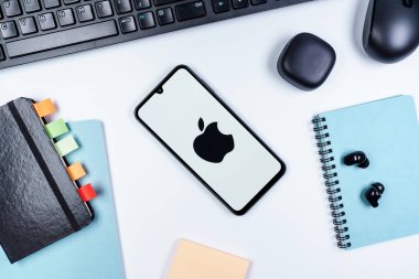 Prag, Çek Cumhuriyeti - 10 21 2024: Apple logosunu gösteren akıllı telefon.
