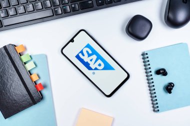 Prag, Çek Cumhuriyeti - 10 21 2024: SAP logosunu gösteren akıllı telefon.