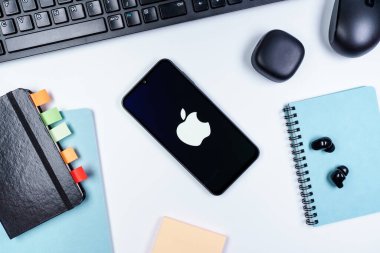 Prag, Çek Cumhuriyeti - 10 21 2024: Apple logosunu gösteren akıllı telefon.