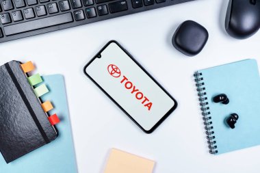 Prag, Çek Cumhuriyeti - 10 21 2024: Toyota logosunu gösteren akıllı telefon.