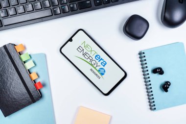 Prag, Çek Cumhuriyeti - 10 21 2024: Nextera Enerji logosunu gösteren akıllı telefon.