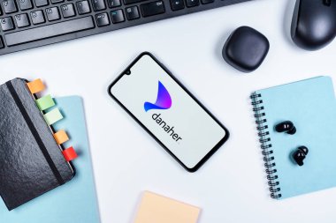 Prag, Çek Cumhuriyeti - 10 21 2024: Danaher logosunu gösteren akıllı telefon.