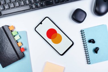Prag, Çek Cumhuriyeti - 10 21 2024: Mastercard logosunu gösteren akıllı telefon.