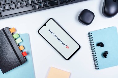 Prag, Çek Cumhuriyeti - 10 21 2024: Amerika Bankası logosunu gösteren akıllı telefon.