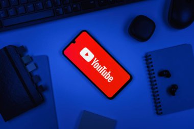 Prag, Çek Cumhuriyeti - 10 21 2024: Youtube logosunu gösteren akıllı telefon.