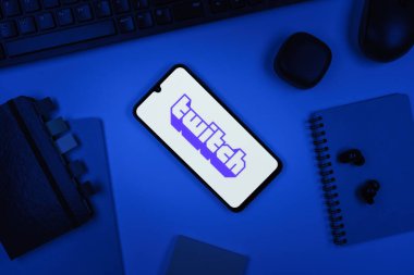 Prag, Çek Cumhuriyeti - 10 21 2024: Twitch logosunu gösteren akıllı telefon.