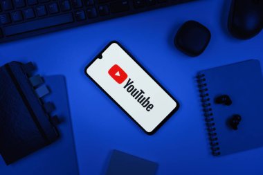 Prag, Çek Cumhuriyeti - 10 21 2024: Youtube logosunu gösteren akıllı telefon.