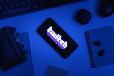 Prag, Çek Cumhuriyeti - 10 21 2024: Twitch logosunu gösteren akıllı telefon.