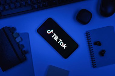 Prag, Çek Cumhuriyeti - 10 21 2024: Tiktok logosunu gösteren akıllı telefon.