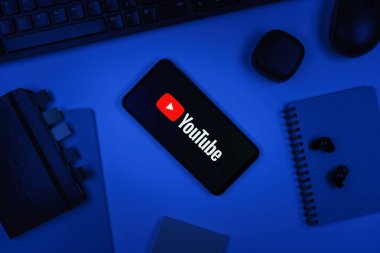 Prag, Çek Cumhuriyeti - 10 21 2024: Youtube logosunu gösteren akıllı telefon.